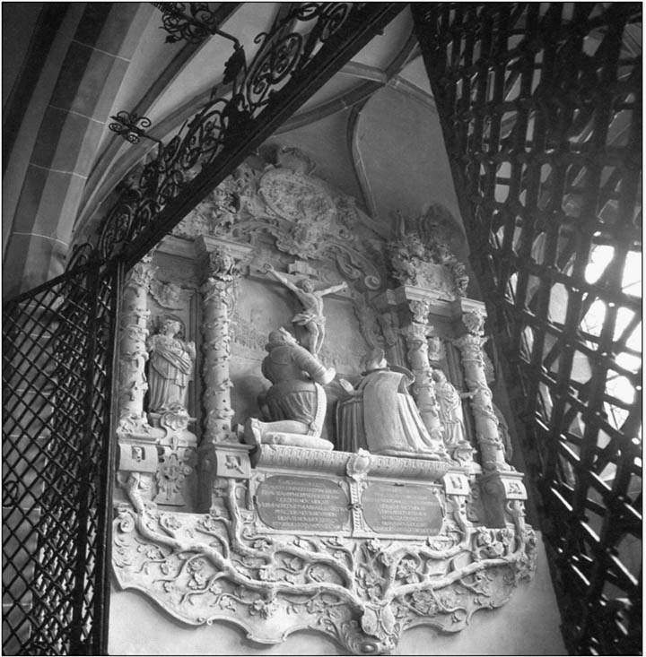 Grooves on Schlosskirche walls